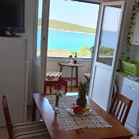 Πανσιόν Julia Martinšćica